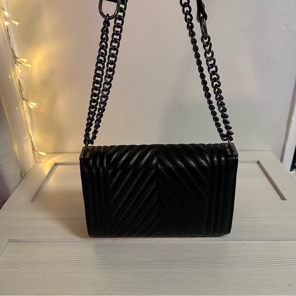 Boutique finds ✨ gorgeous black quilted purse - Picture 2 of 9